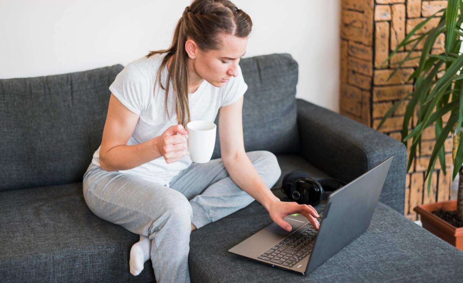 Persona revisando facturas y recibos mensuales